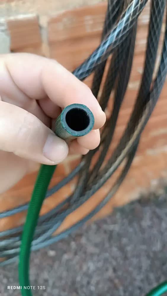 foto de comprador de Mangueira Jardim Flexivel 30m Tramontina Reforçada 4 Camadas Cor Verde-escuro