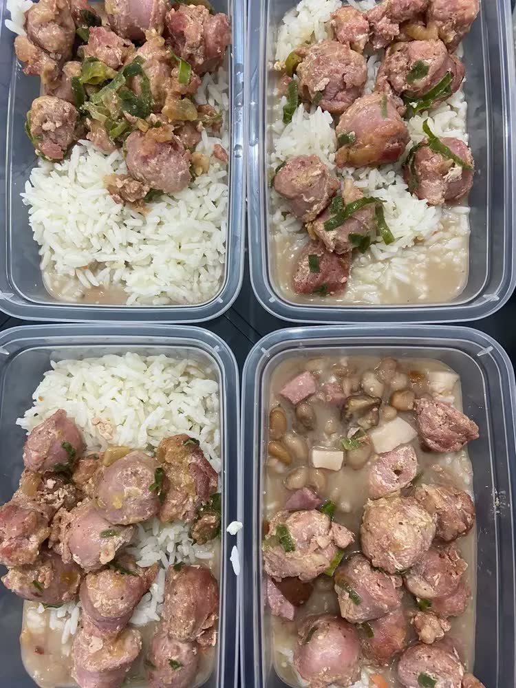 foto de comprador de Kit 10 Potes 1 Litro Transparente Marmita Fitness Bpa Free Tampa Hermética Reutilizável Micro E Freezer ponte lar utilidades