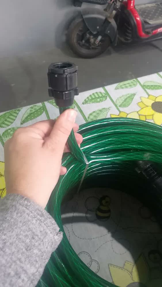 foto de comprador de Mangueira Jardim 50m Anti-torção Verde PVC CaeHome com Esguicho