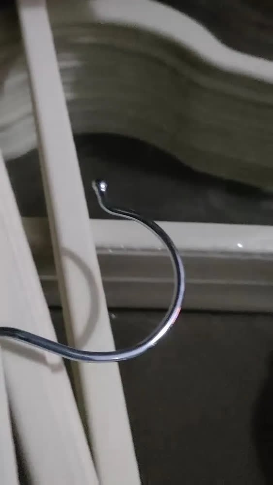 foto de Kit 30 Cabides Veludo Antideslizante Adulto Preto E Bege