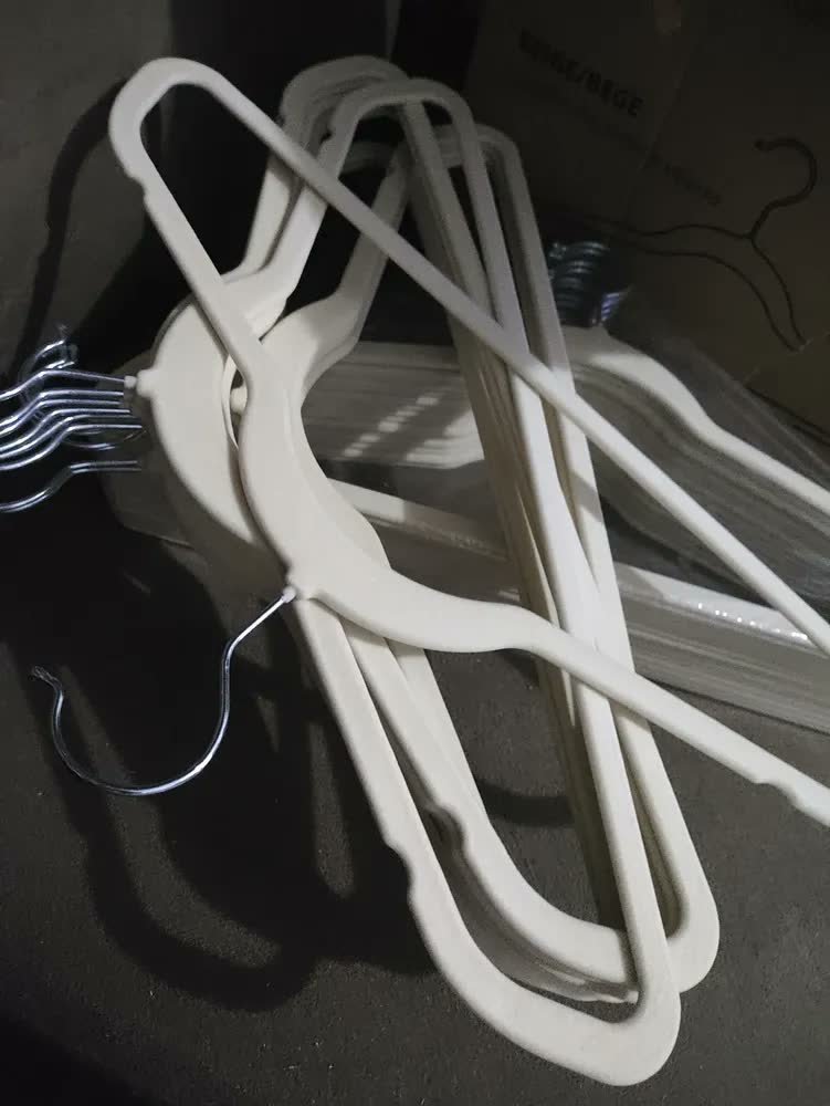 foto de Kit 30 Cabides Veludo Antideslizante Adulto Preto E Bege