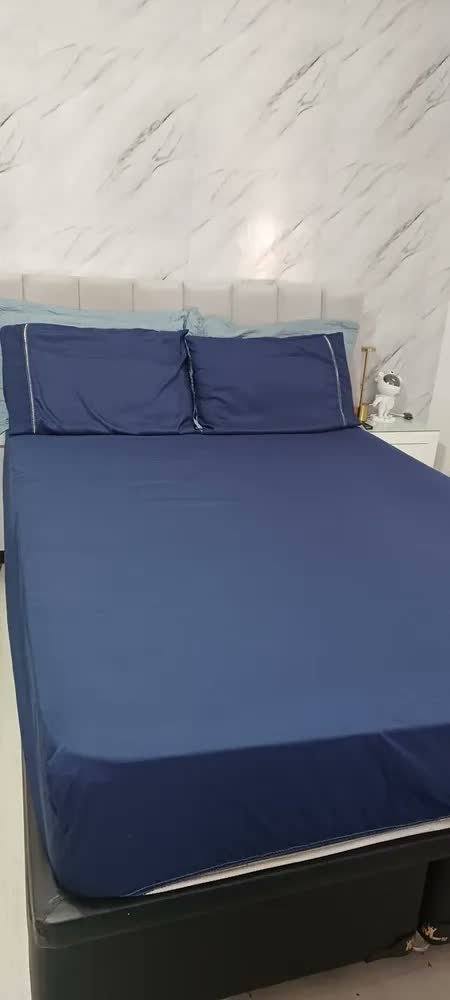 foto de comprador de Jogo De Lençol Queen Micropercal 400 Fios Sofisticado 3pç Cor Azul-marinho Desenho do tecido Liso