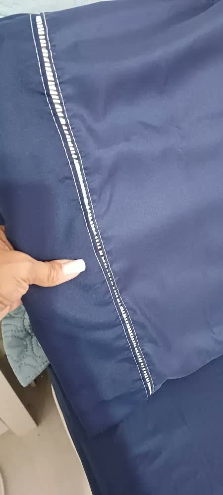 foto de comprador de Jogo De Lençol Queen Micropercal 400 Fios Sofisticado 3pç Cor Azul-marinho Desenho do tecido Liso