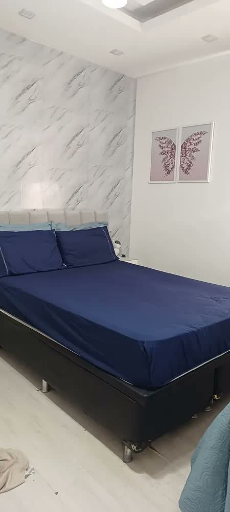 foto de comprador de Jogo De Lençol Queen Micropercal 400 Fios Sofisticado 3pç Cor Azul-marinho Desenho do tecido Liso