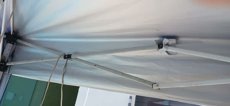 foto de comprador de Tenda Gazebo Sanfonada Articulada Luvinco 3x3m Azul Impermeável Resistente Proteção Ao Ar Livre Camping Praia Eventos Montagem Prática Estrutura Resistente Durável