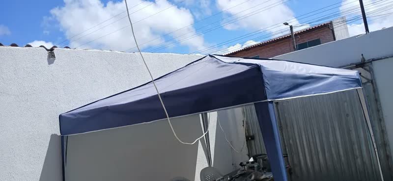 foto de comprador de Tenda Gazebo Sanfonada Articulada Luvinco 3x3m Azul Impermeável Resistente Proteção Ao Ar Livre Camping Praia Eventos Montagem Prática Estrutura Resistente Durável