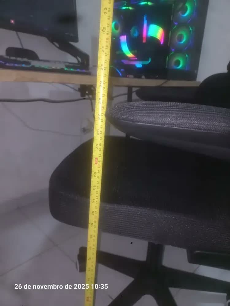 foto de comprador de Cadeira Escritório Ergonômica Genebra B500 Luvinco Cor Preto Com Suporte Lombar Estofado Mesh