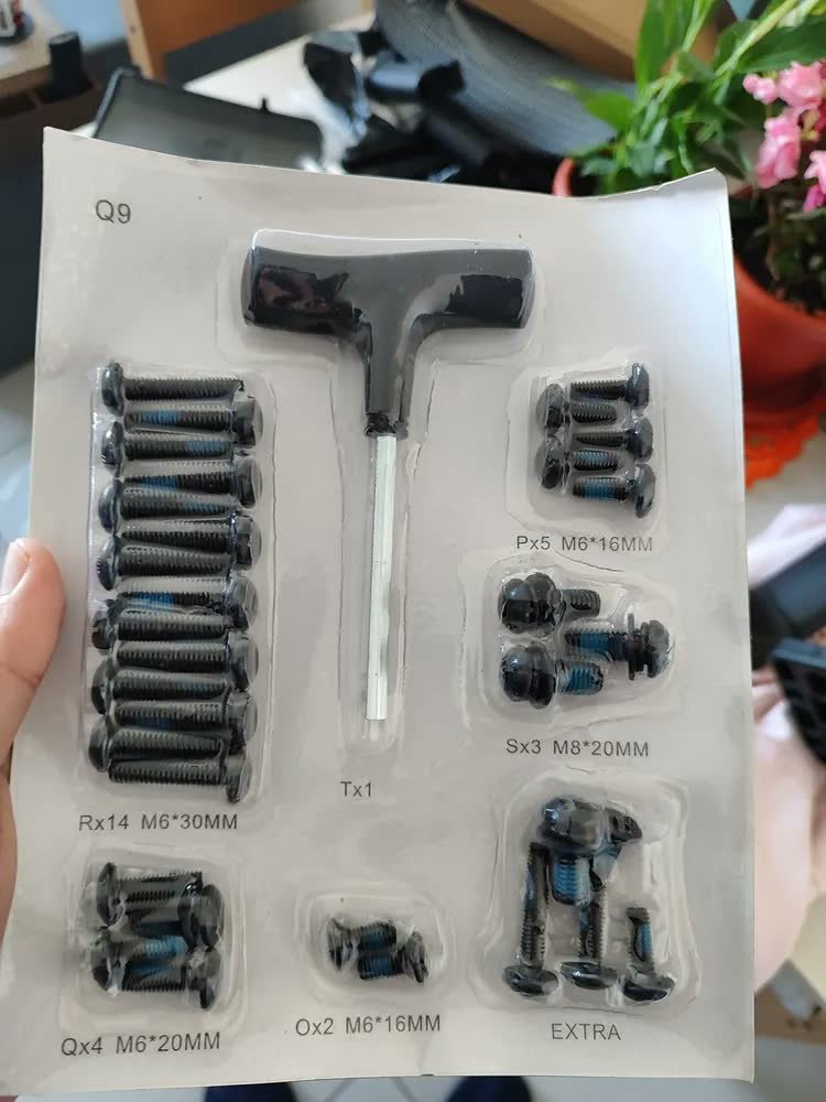 foto de comprador de Cadeira De Escritório Ergonômica Mônaco Bt07 Luvinco Malha Respirável Com Suporte Lombar Adaptável Apoio Para Pés Retrátil Encosto Ajustável Seis Posições Cor Preta Suporta 200kg