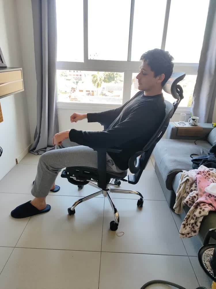foto de comprador de Cadeira De Escritório Ergonômica Mônaco Bt07 Luvinco Malha Respirável Com Suporte Lombar Adaptável Apoio Para Pés Retrátil Encosto Ajustável Seis Posições Cor Preta Suporta 200kg