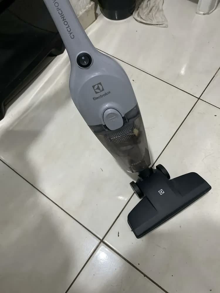 Aspirador De Pó Vertical Com Fio Portátil De Mão 2 Em 1 1500w De Potência Com Cabo Elétrico De 6 Metros Com Filtro Hepa Electrolux STK16 Cinza