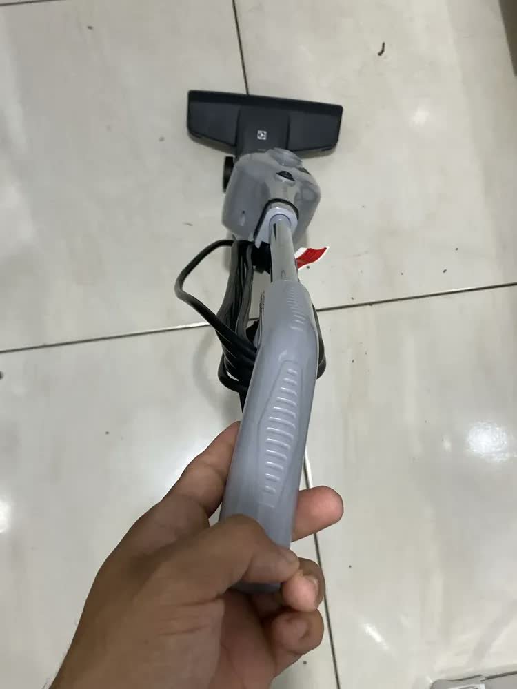 foto de comprador de Aspirador De Pó Vertical Com Fio Portátil De Mão 2 Em 1 1500w De Potência Com Cabo Elétrico De 6 Metros Com Filtro Hepa Electrolux STK16 Cinza