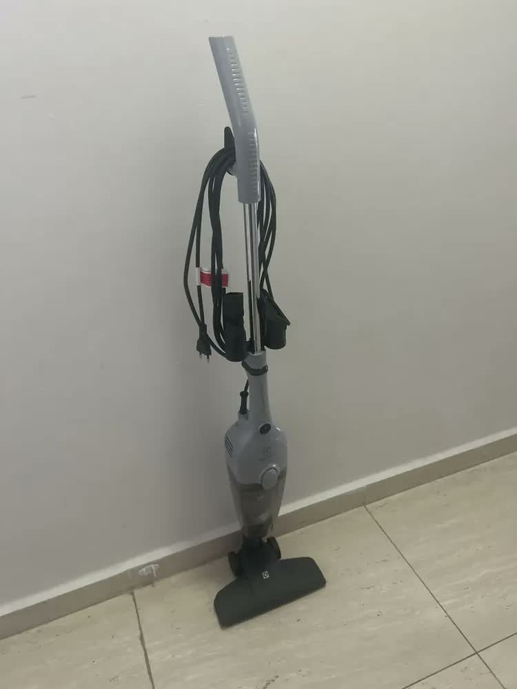 foto de comprador de Aspirador De Pó Vertical Com Fio Portátil De Mão 2 Em 1 1500w De Potência Com Cabo Elétrico De 6 Metros Com Filtro Hepa Electrolux STK16 Cinza