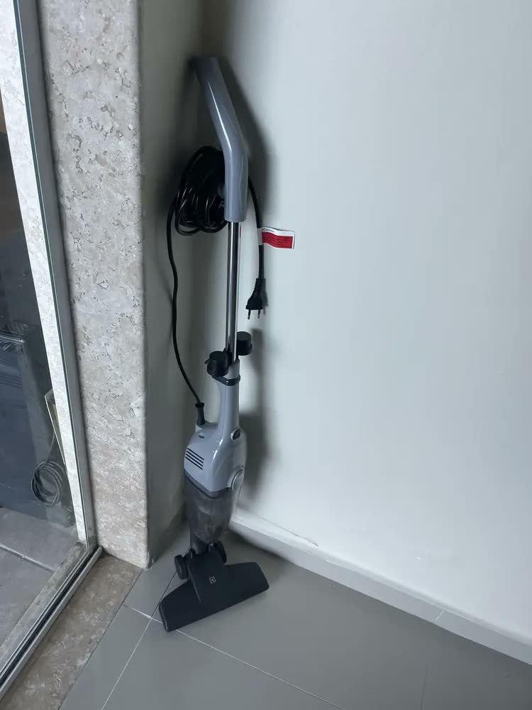 foto de comprador de Aspirador De Pó Vertical Com Fio Portátil De Mão 2 Em 1 1500w De Potência Com Cabo Elétrico De 6 Metros Com Filtro Hepa Electrolux STK16 Cinza