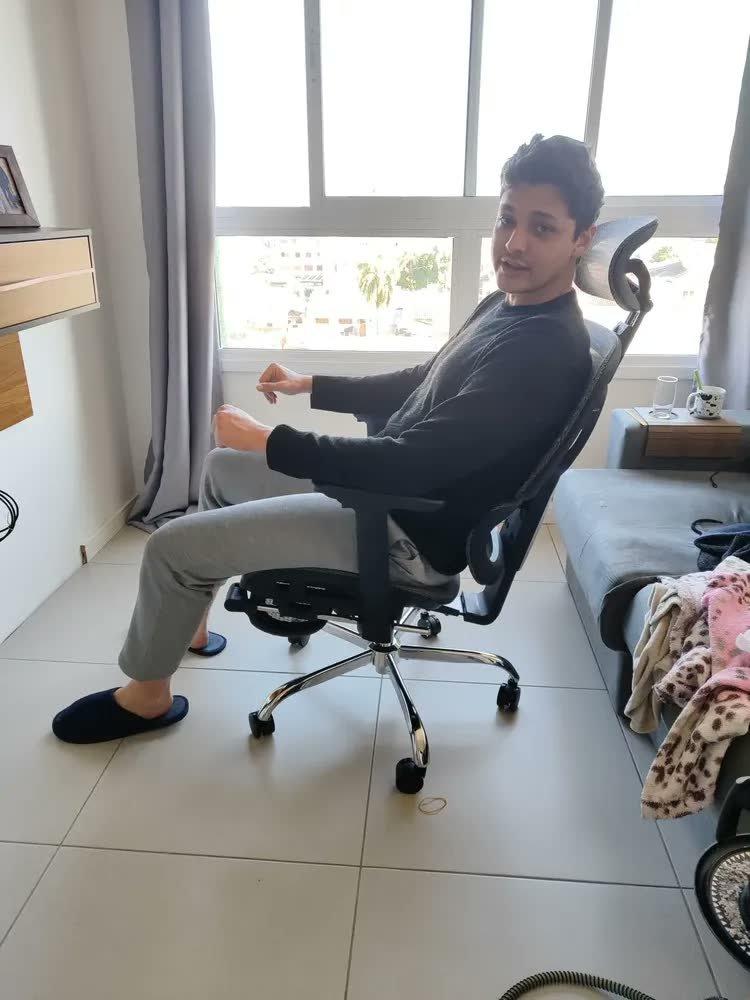foto de comprador de Cadeira De Escritório Ergonômica Mônaco WT07 Luvinco Malha Respirável Com Suporte Lombar Adaptável Apoio Para Pés Retrátil Encosto Ajustável Seis Posições Cor Cinza Suporta 200kg