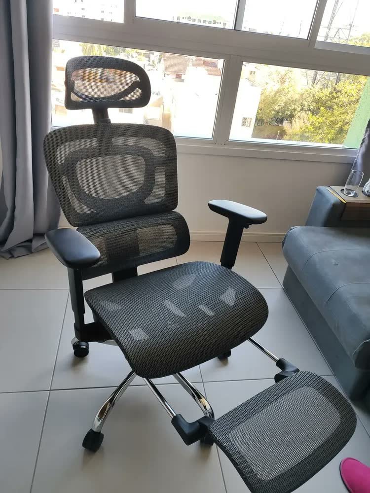 foto de comprador de Cadeira De Escritório Ergonômica Mônaco WT07 Luvinco Malha Respirável Com Suporte Lombar Adaptável Apoio Para Pés Retrátil Encosto Ajustável Seis Posições Cor Cinza Suporta 200kg