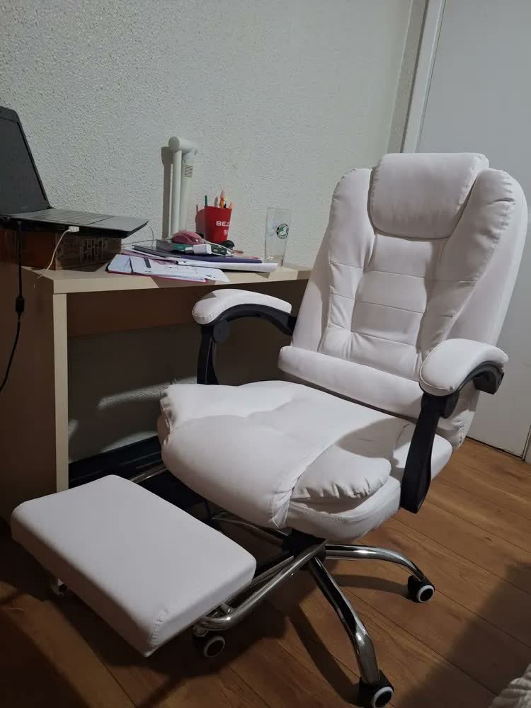 foto de comprador de Cadeira De Escritório Itália Presidente Ergonômica Couro Sintético Encosto Ajustável Com Trava E Apoio Para Pés Cor Branca Luvinco