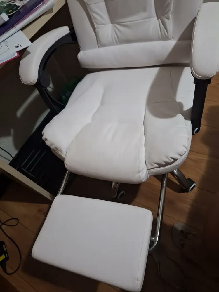 foto de comprador de Cadeira De Escritório Itália Presidente Ergonômica Couro Sintético Encosto Ajustável Com Trava E Apoio Para Pés Cor Branca Luvinco