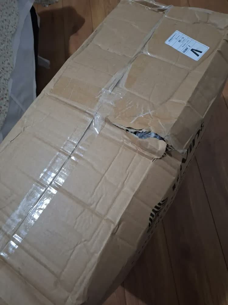 foto de comprador de Cadeira De Escritório Itália Presidente Ergonômica Couro Sintético Encosto Ajustável Com Trava E Apoio Para Pés Cor Branca Luvinco