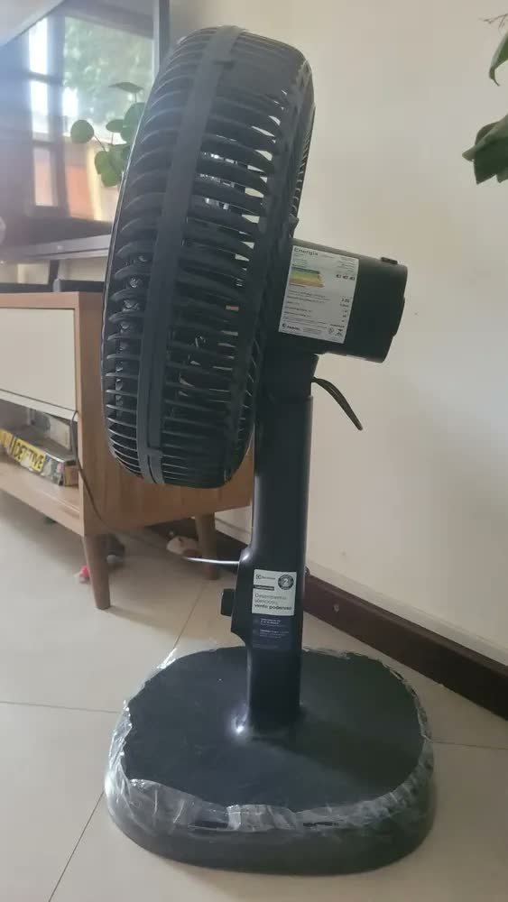 foto de comprador de Ventilador Coluna Electrolux 40cm 6 Pás Cinza Efs40 47 Cm 60 Hz Grafite Preto Plástico 6