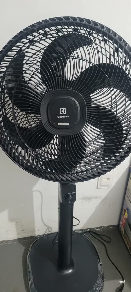 foto de comprador de Ventilador Coluna Electrolux 40cm 6 Pás Cinza Efs40 47 Cm 60 Hz Grafite Preto Plástico 6