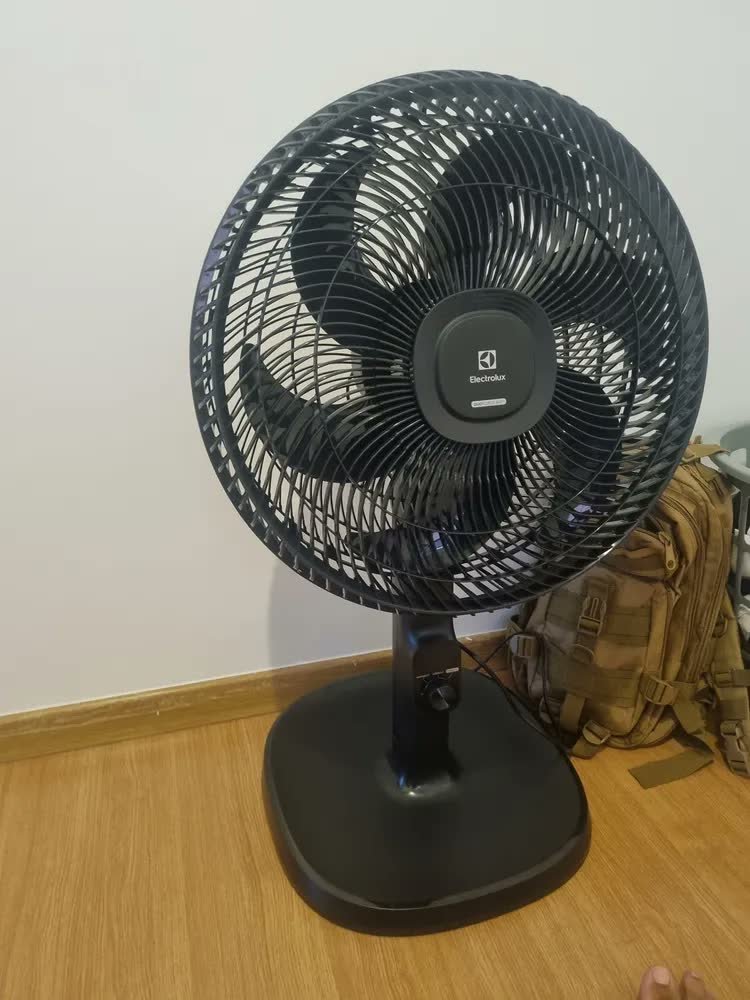 foto de comprador de Ventilador Coluna Electrolux 40cm 6 Pás Cinza Efs40 47 Cm 60 Hz Grafite Preto Plástico 6