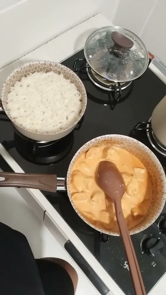 foto de cliente de Jogo De Panelas 10 Peças Antiaderente Teflon ivory – Linha Familiar Para Cozinha Completa, Ideal Para Fritura, Arroz, Vapor – Alumínio Com Tampa De Vidro – Fogão Gás Elétrico