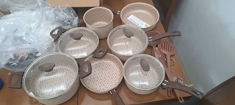 foto de comprador de Jogo De Panelas 10 Peças Antiaderente Teflon ivory – Linha Familiar Para Cozinha Completa, Ideal Para Fritura, Arroz, Vapor – Alumínio Com Tampa De Vidro – Fogão Gás Elétrico