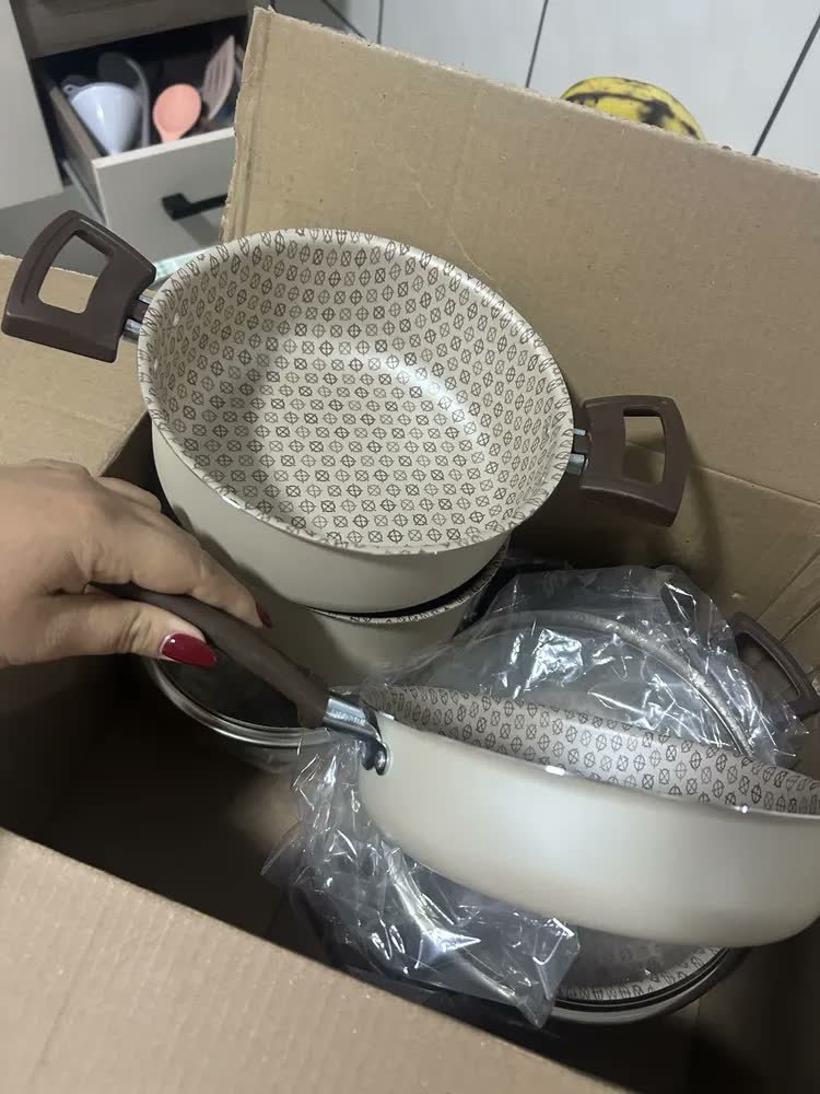 foto de comprador de Jogo De Panelas 10 Peças Antiaderente Teflon ivory – Linha Familiar Para Cozinha Completa, Ideal Para Fritura, Arroz, Vapor – Alumínio Com Tampa De Vidro – Fogão Gás Elétrico