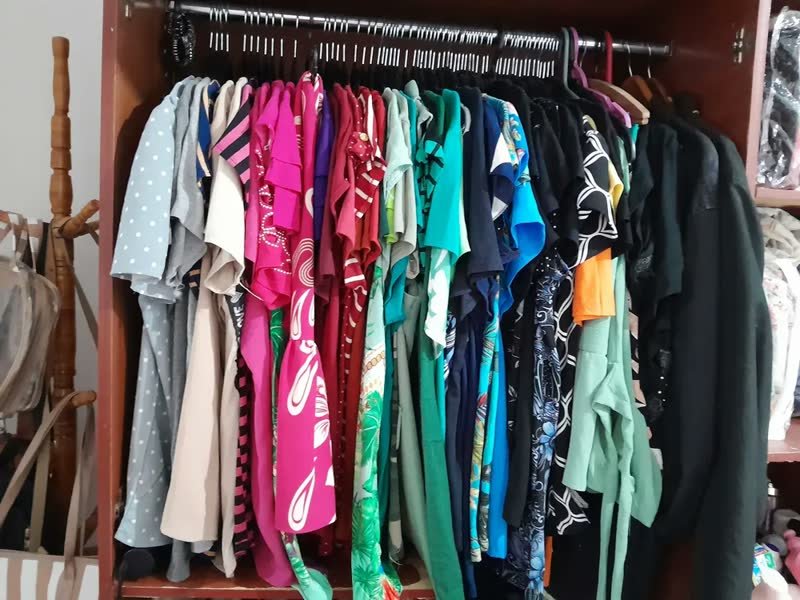 foto de comprador de Cabide Veludo Preto Antiderrapante Slim Kit 50 Unidades Com Gancho Giratório