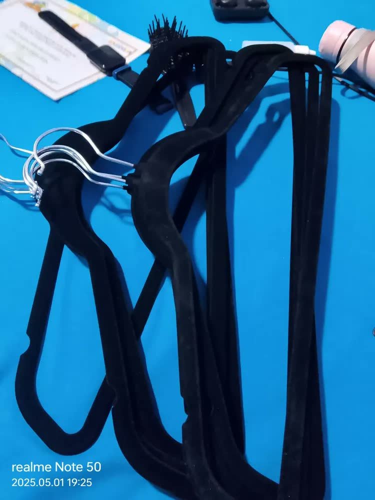 foto de comprador de Cabide Veludo Preto Antiderrapante Slim Kit 50 Unidades Com Gancho Giratório