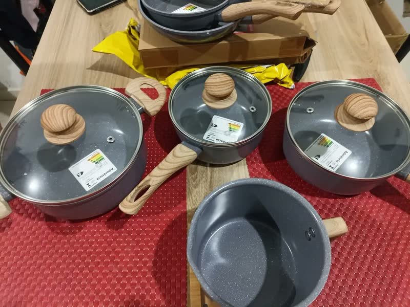 foto de comprador de Jogo De Panelas Induçao Antiaderente Cerâmica 10 Peças Ppg Pfoa Free Baunilha