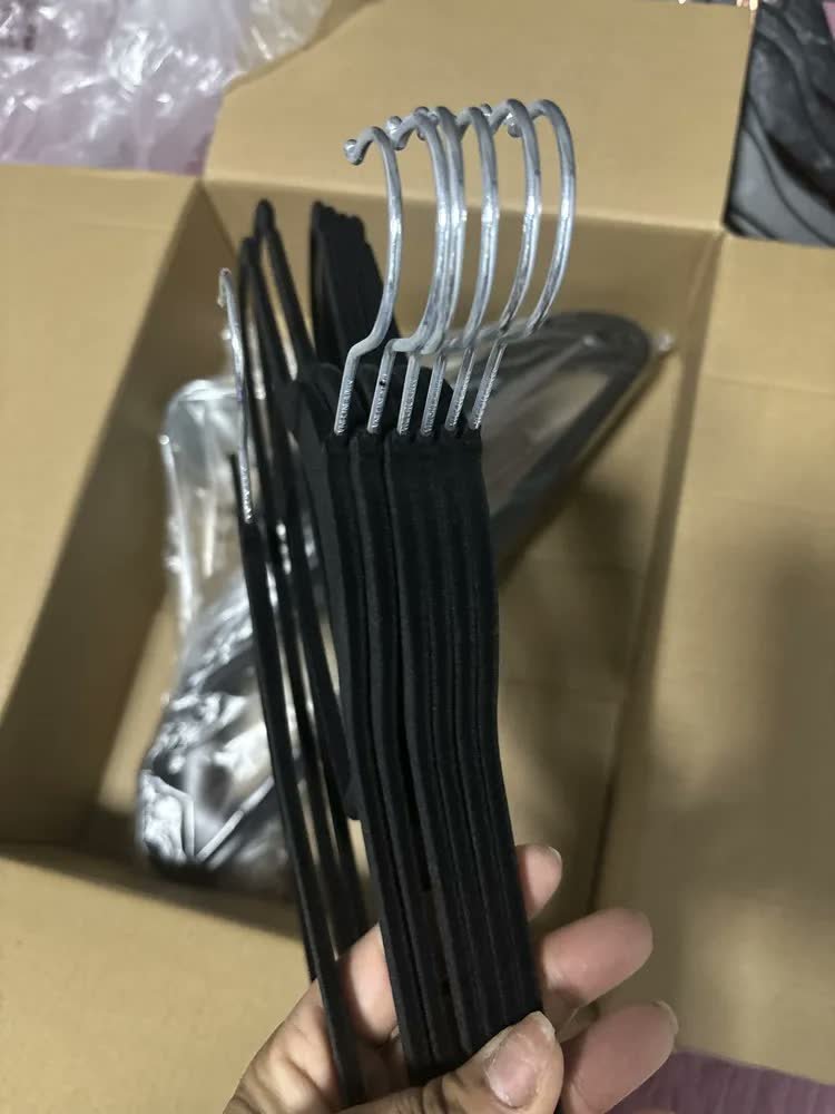 foto de Vittak Kit 50 Cabides Adulto Veludo De Roupas Antideslizante Slim Cor Cinza