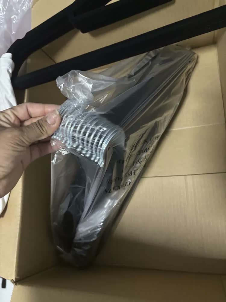 foto de comprador de Vittak Kit 50 Cabides Veludo De Roupa Antideslizante Slim Adulto Cor Preto