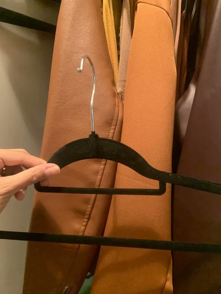 foto de comprador de Vittak Kit 50 Cabides Veludo De Roupa Antideslizante Slim Adulto Cor Preto