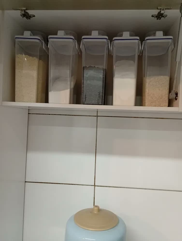 foto de comprador de Conjunto 5 Potes Herméticos 2l Multiuso Dispenser De Armazenamento De Grãos Cereais Ração Sabão Com Copo Medidor E Bico Dosador Com Travas