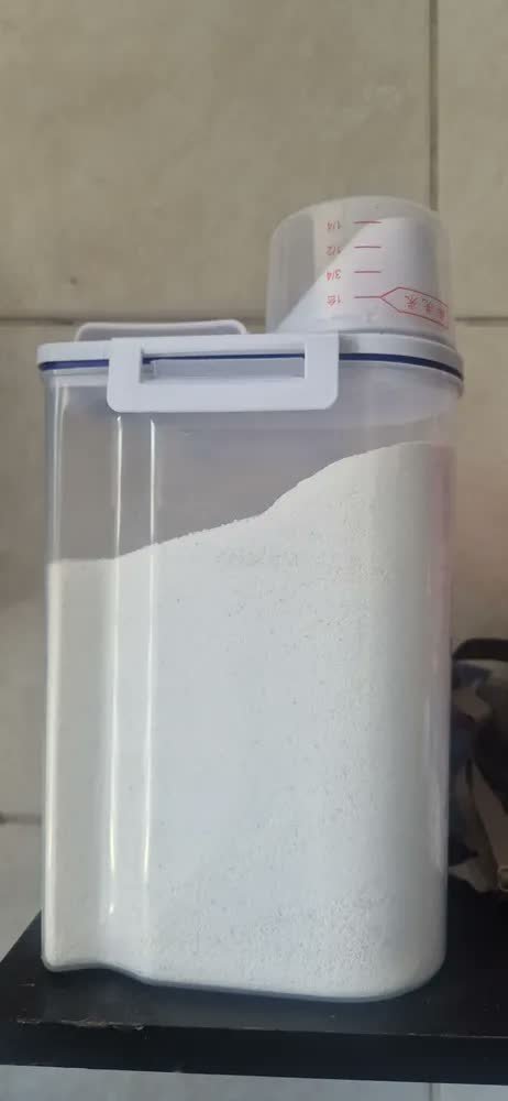 foto de comprador de Conjunto 5 Potes Herméticos 2l Multiuso Dispenser De Armazenamento De Grãos Cereais Ração Sabão Com Copo Medidor E Bico Dosador Com Travas