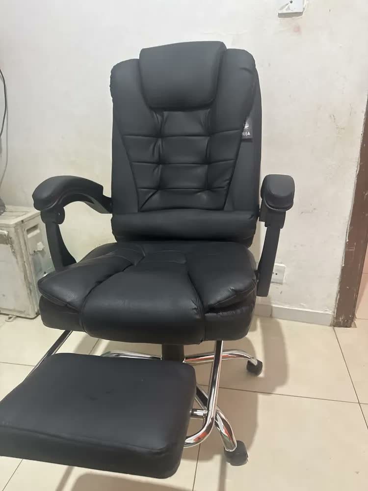 foto de comprador de Cadeira De Escritorio Presidente Rija Ajustável Preto Couro Sintético