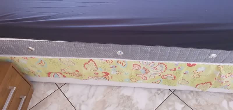foto de comprador de Jogo De Lençol 400 Fios Queen Cinza Liso 3 Peças Com Elástico Padrão Hotel