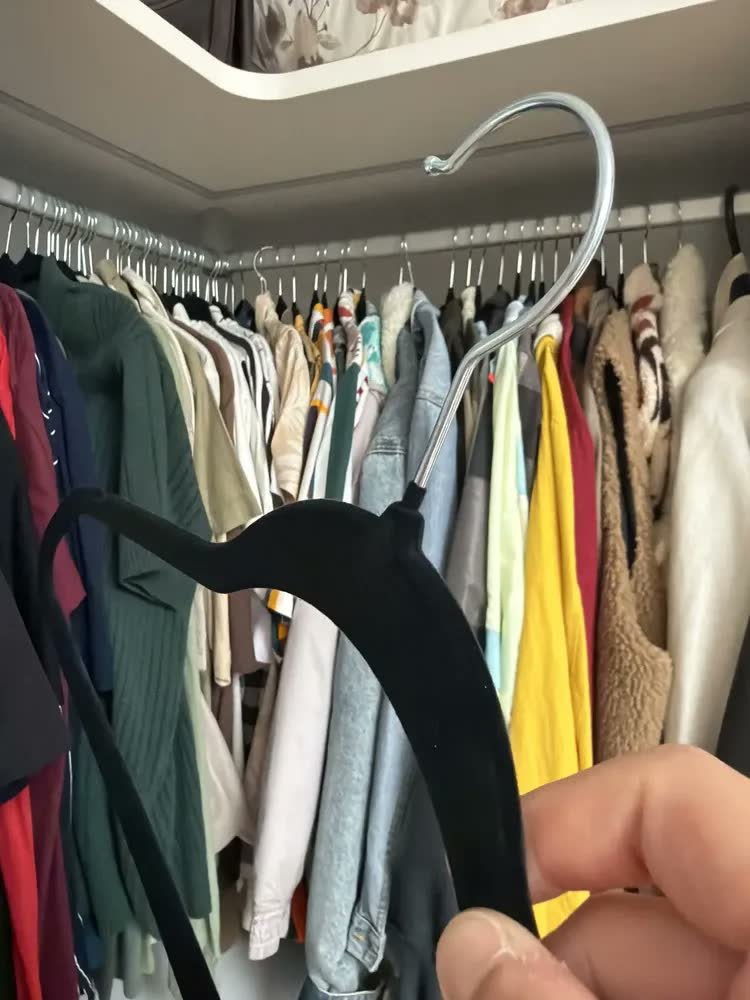 foto de comprador de Kit 50 Cabides Veludo Bege Antideslizante Slim Irsina Aço Inox