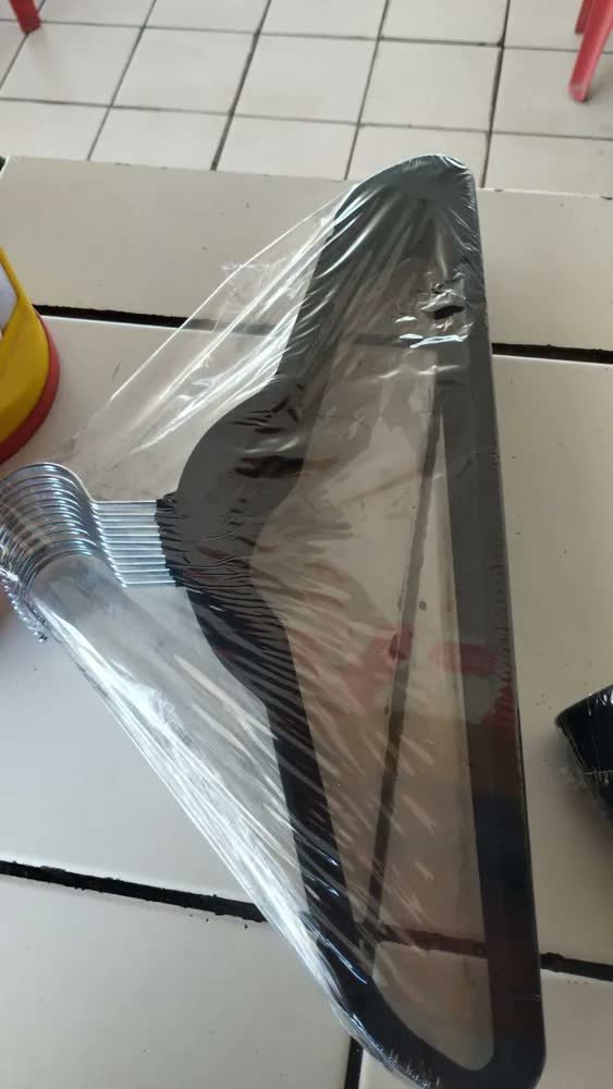 foto de comprador de Kit 50 Cabides Veludo Bege Antideslizante Slim Irsina Aço Inox