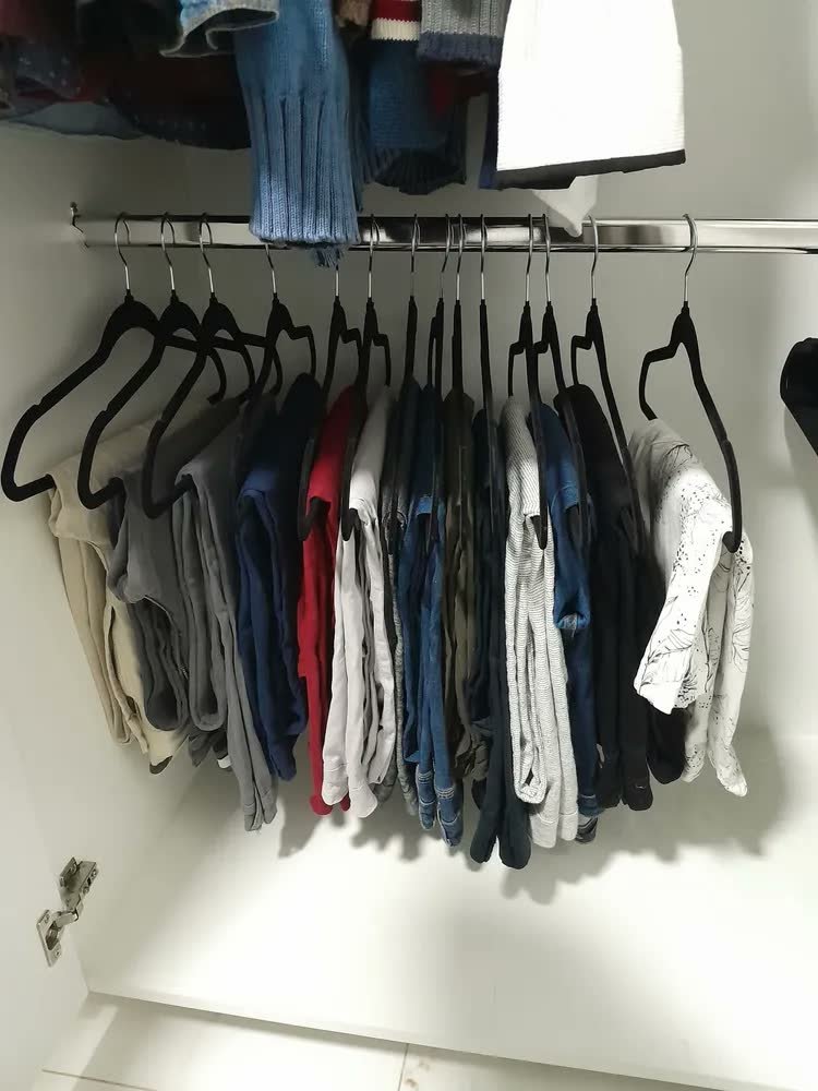 foto de Kit 100 Cabides Veludo Preto Antideslizante Slim Irsina Gancho Giratório De Aço Inox