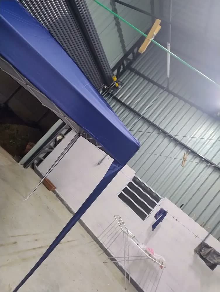 foto de comprador de Tenda Gazebo 3x3 Sanfonada Articulada Dobrável Impermeável Reforçada Montagem Rápida Praia Camping Feira Eventos Proteção Sol Chuva Bolsa Transporte