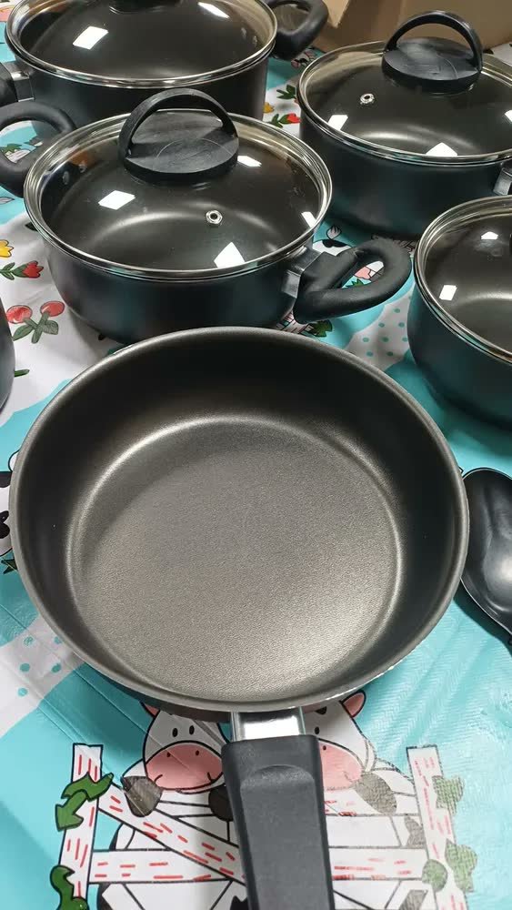 foto de comprador de Conjunto De Panelas 9 Peças Antiaderente Com Tampa De Vidro E Utensílios Fogão A Gás Preto