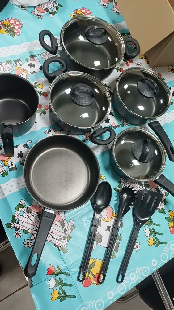 foto de comprador de Conjunto De Panelas 9 Peças Antiaderente Com Tampa De Vidro E Utensílios Fogão A Gás Preto