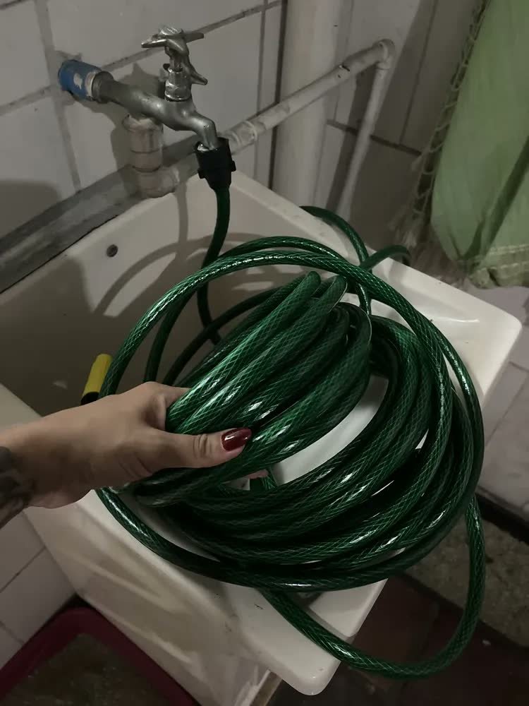 foto de comprador de Mangueira Jardim 20m Metros Com Esguicho Trançada Reforçada Flexível 7/16 Anti Dobra Irrigação Quintal Poço Lavagem Durável
