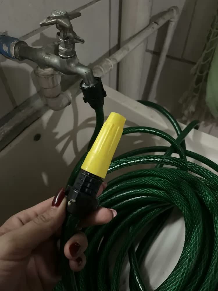 foto de comprador de Mangueira Jardim 20m Metros Com Esguicho Trançada Reforçada Flexível 7/16 Anti Dobra Irrigação Quintal Poço Lavagem Durável