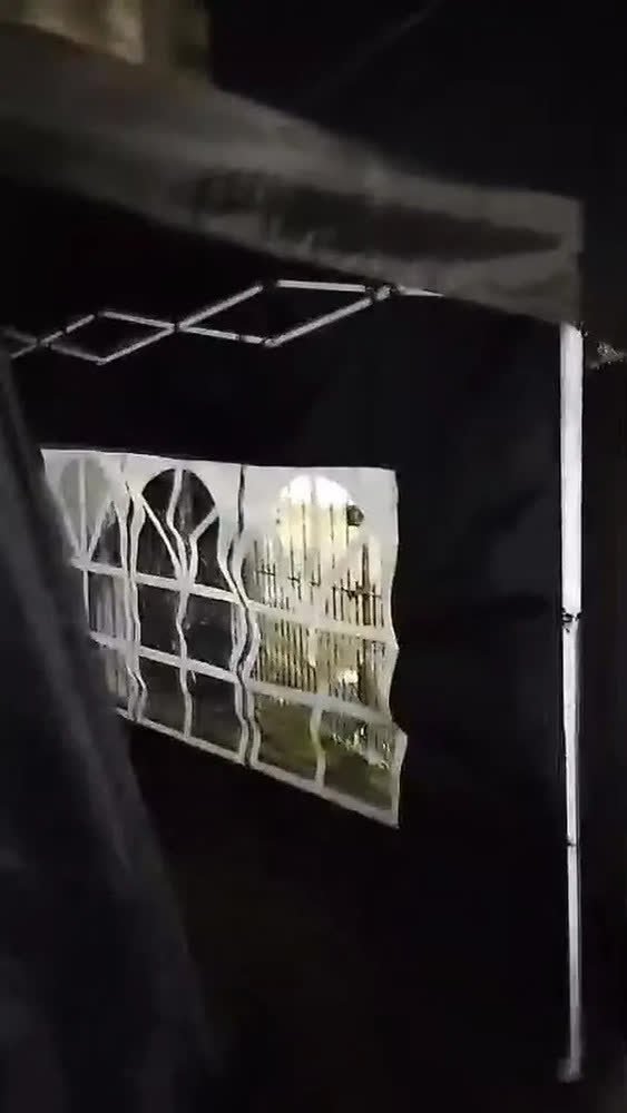 foto de comprador de Gazebo Sanfonado 3x3m+4 Tenda Dobrável Impermeável Com 4 Paredes Proteção Uv Para Camping Praia Jardim Churrasco Festa Evento Feiras Barraca Retrátil Estrutura Reforçada Ao Ar Livre Azul