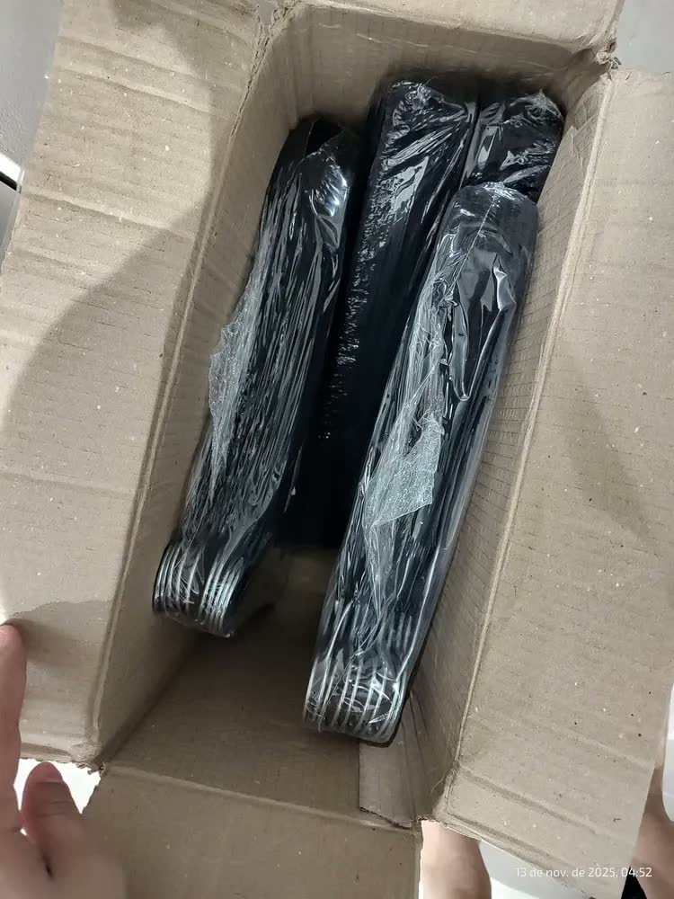 foto de comprador de Kit 50 Cabides Kparts Aveludado Preto E Cinza Bege